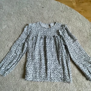 Supergullig topp! - Säljer denna långärmade blommönstrade toppen!!❣️ Passar mig som vanligtvis har storlek XS eller S!