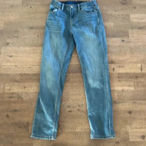 Levi’s 502  - Ett par ljusblåa Levi’s jeans. Sitter bra om man är 170.