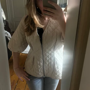 Jacka💕 - Poppis jacka med korta puffiga armar och insydd midja!💕Från lindex men är slutsåld och borttagen från hemsidan. Nyskick!