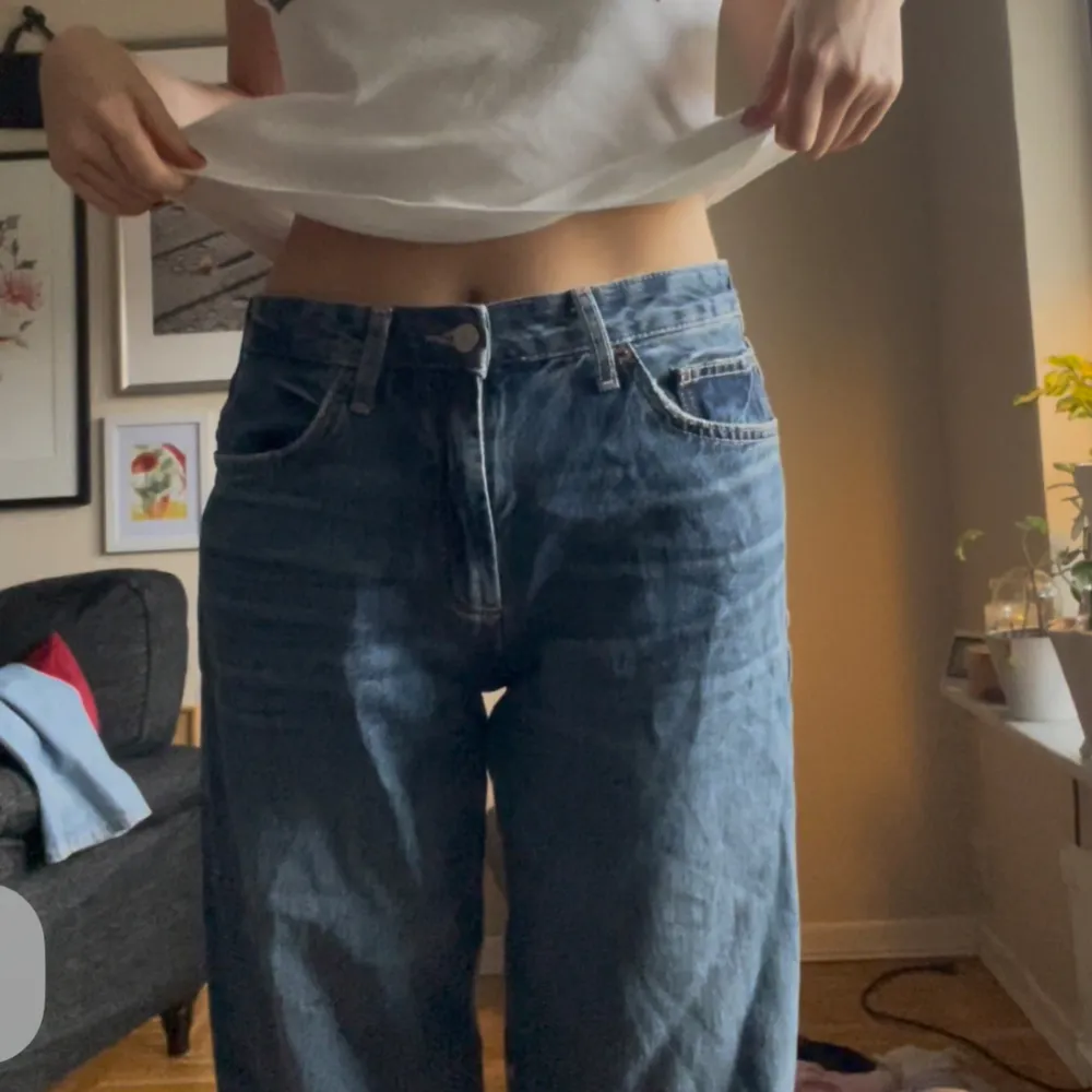 Säljer ett par snygga blå jeans med baggy fit. De är midwaist och har en klassisk femficksdesign. Perfekta för en avslappnad stil och passar till både vardag och fest. Sköna och trendiga!. Jeans & Byxor.