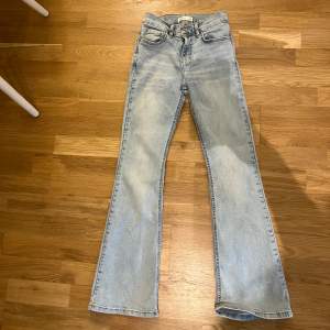 Ljusblå utsvängda Gina Tricot jeans med lite strech. Strl 34. Modell Perfect Jeans . Nypris 499:- 