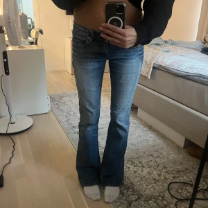 Lågmidjade jeans - Från märket diva! Cool design på bakfickan och lågmidjade. Inga defekter förutom lite slitningar på bakre benet men det är inget man lägger märket till! Midja; 40cm innerbenslängd: 83cm! Jag är 171cm❤️