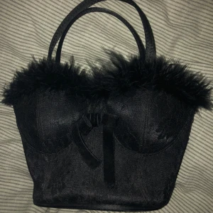 Korsettväska - Jättecool väska i form av en korsett  Ganska liten men får ändå plats med en del saker   Säljer pga flytt så vill ha sålt så fort som möjligt 