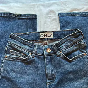 Only Jeans som ej kommer till användning.  Bra skick. Se endaste defekten på bild 3. Defekten lägger man inte märke till vid användning.  Mid waist och bootcut/flare jeans!  Nypris: 549kr