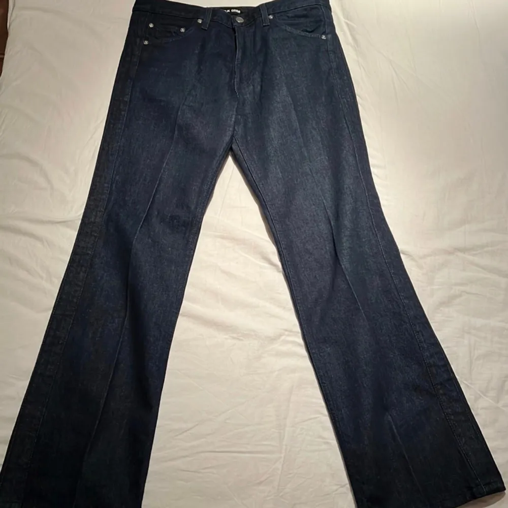 Säljer dessa superfina jeans från BLK denim i storlek 31/32. Köpte byxorna för någon månad sedan och använde de 2-3 gånger men då jag tycker att de sitter lite för tight har de inte kommit till användning sedan dess.  Se sista bilden för produktbild . Jeans & Byxor.