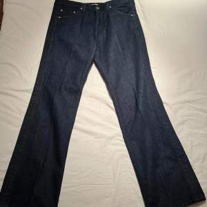 Säljer dessa superfina jeans från BLK denim i storlek 31/32. Köpte byxorna för någon månad sedan och använde de 2-3 gånger men då jag tycker att de sitter lite för tight har de inte kommit till användning sedan dess.  Se sista bilden för produktbild 