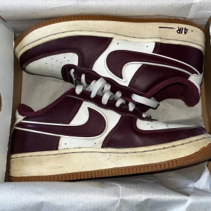 Air force 1  - Hej.  Säljer nu mina Air force 1 då dem är väldigt små för mig. Jag har haft dem på min hylla som prydnad ett tag men vill att någon annan kommer ha användning av dem mer än vad jag har.  Jag köpte dem på Nikes hemsida dem är äkta.  Mvh Erik