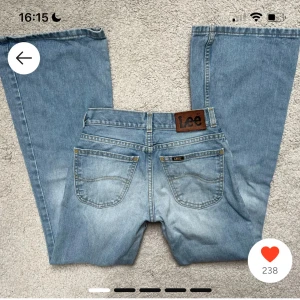 Ljusblåa lågmidjade bootcut jeans - Säljer ett par jeans som jag köpte på plick som var för små för mig❣️Midja:65 innerben:72, jeans från lee i lågmidjade bootcut modell. Försmå på Mig därav inga bilder på❤️