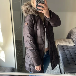 Vinterjacka - Söker denna tommy hilfiger jacka då den inte kommer till användning. Den är i nyskick. 