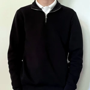 Half zip-tröja från Only & Sons - Stilren svart half zip. Skönt material. Stolek S men funkar för M. Mycket sparsamt använd.