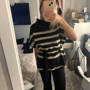 Stickad tröja - Svin snygg stickad randig tröja/poncho från Kappahl med band runt, perfekt till hösten/ vintern!! One size men passar mig som har XS/S. Passar från XS-M använd 1 gång💗💗