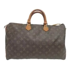 Louis Vuitton Speedy 40. Ett måste i väskkollektionen! Bra storlek för både vardagsbruk och resor. Perfekt att använda som skol-/arbetsväska. Speedy ger en touch av lyx och stil till varje outfit. Tillverkad i den ikoniska monogramduken. 