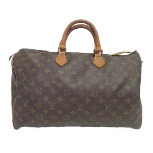 Louis Vuitton Speedy 40 - Louis Vuitton Speedy 40. Ett måste i väskkollektionen! Bra storlek för både vardagsbruk och resor. Perfekt att använda som skol-/arbetsväska. Speedy ger en touch av lyx och stil till varje outfit. Tillverkad i den ikoniska monogramduken. 