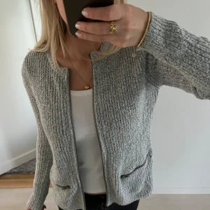 Höstkofta  - Grå kofta med fickor från Nly Trend med silver kedja. Supermysig till hösten🤗 