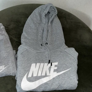 Nike mjukis set - Som nyskick  Mjukisarna är storlek S och säljer för 200kr Hoodien är storlek XS säljs för 250kr  Båda för 400kr 
