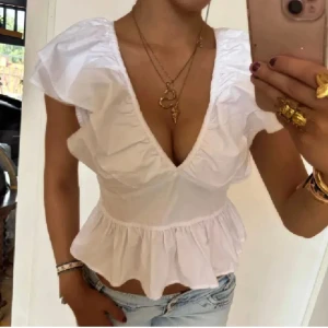 Vit volang topp - Jättefin vit topp,säljer då den inte passade (lånade bilder)💕