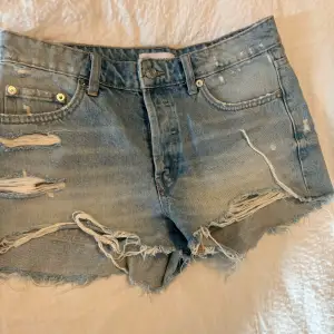 skit snygga midwaist shorts från zara, använda fåtal ggr. Snygga slitningar på framsidan och snygg blå färg.