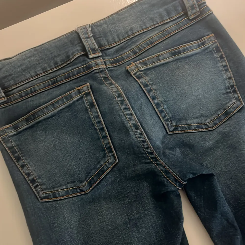 Säljer min gamla Gina tricot jeans. Har inte använt på länge men dom är fortfarande super snygga. Köpte för 350 men säljer för 150kr.. Jeans & Byxor.