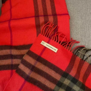Burberry halsduk - Säljes burberry halsduk. 