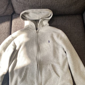 Säljer nu min Ralph lauren full zip! - Säljer nu min Ralph lauren full zip, Den är som helt ny och finns inga skador på den! Säljer den pågrund av att den är liten