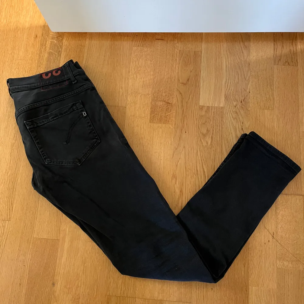 Säljer nu mina Dondups då de inte kommer till användning. Passar någon bäst som är ca 180. Tvärfeta nu till hösten. Hör av er vid funderingar, vid snabb affär kan priset ändras. Jeans & Byxor.