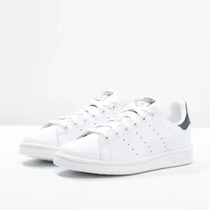 Stan Smith  - Snygga Stan Smith sneakers. Nypris är 1249k kr o de är i fint skick, hör av er vid fler frågor o bilder😊
