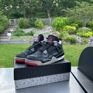 Jordan 4 Bred - Asfeta breds från 2012. Äkthetsbevis finns och låda.  Tar trades mot lite vad som om det faller mig i smaken. Kan frakta 