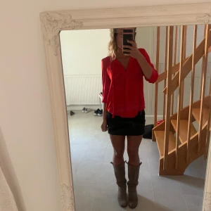 Röd Zadig & Voltaire Blus - En röd Zadig & Voltaire blus i superbra skick! Köpte den för några år sedan på NK (vintage avdelningen) och har knappt använt den. Säljer den för bra pris då jag köpte den för över 1000kr! Den är normal i storleken!