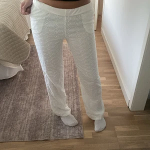Linnebyxor med broderi - Linnebyxor med broderi som är högmidjade men kan vika ner dem så att de blir lågamidjade. Har ej kommit till användning. Är också lite genomskinliga men med rätt under så synd det ingenting💓💓