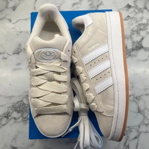 Adidas Campus 00s ”Wonder White Gum” - Helt nya och oanvända Adidas Campus 00s ”Wonder White Gum”. Storlek: 40 2/3.  Pris: 1400+frakt. Skicka ett meddelande vid intresse! 