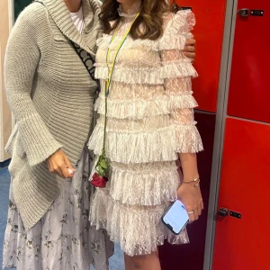 Vit spetsklänning med volanger - Säljer en superfin vit spetsklänning med volanger. Den har långa ärmar och en kort längd, perfekt för sommarens fester. Klänningen har en romantisk stil med flera lager av spets och volanger som ger en härlig volym. Perfekt för en student eller midsommarfest!