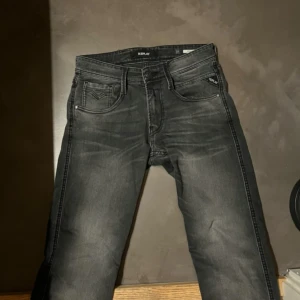Replay Jeans - Säljer mina schyssta Replay Anbass i en av de mest eftertraktade färgerna! Nyskick. Storlek 27/32 (passar (170-180cm) men passar större i midjan, fler frågor kom dm!