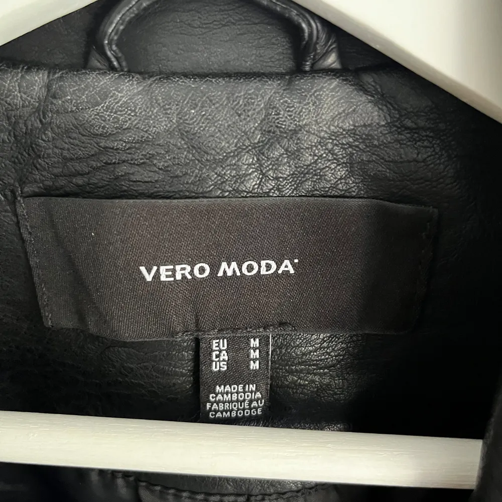 Fin skinnjacka (ej riktigt skinn) från Vero Moda. I fint skick.. Jackor.