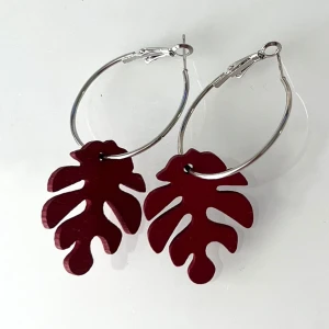 Vinröda löv örhängen  - Nickelfria krokar. Hämtas i Hornstull eller skickas. ❤️