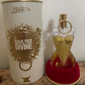 Jean Paul Gaultier Divine  - Luktar så gott och sitter jättelänge på kroppen. På bild 2 syns hur mycket som är kvar. Har inte använt den så många gånger, ser ut som jag använt mycket men som ny är den fylld precis i höjd med brösten. Priset kan diskuteras! Köpt för 800kr❤️