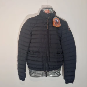 Parajumpers Winona  - Helt ny Parajumpers Winona Woman Jacket i svart Storlek XS Certilogo för kontroll av äkthet.