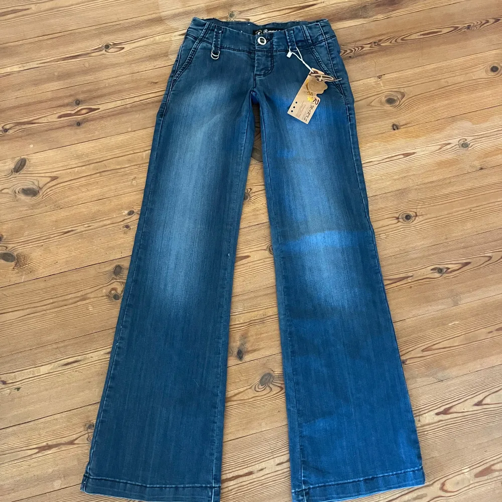 Midjemått( rätt över): 35cm  Inerbenslängd: 82cm   Köp dem via ”KÖP NU” eller Swish  Modellen är 170 cm, inga defekter 💕 . Jeans & Byxor.