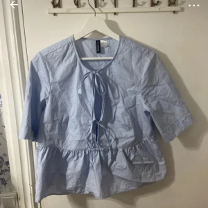 Söt blus - Super söt topp/blus med knyte i mitten