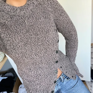 Stickad tröja - Stickad tröja med knappar över framsidan och slit vid armarna❣️