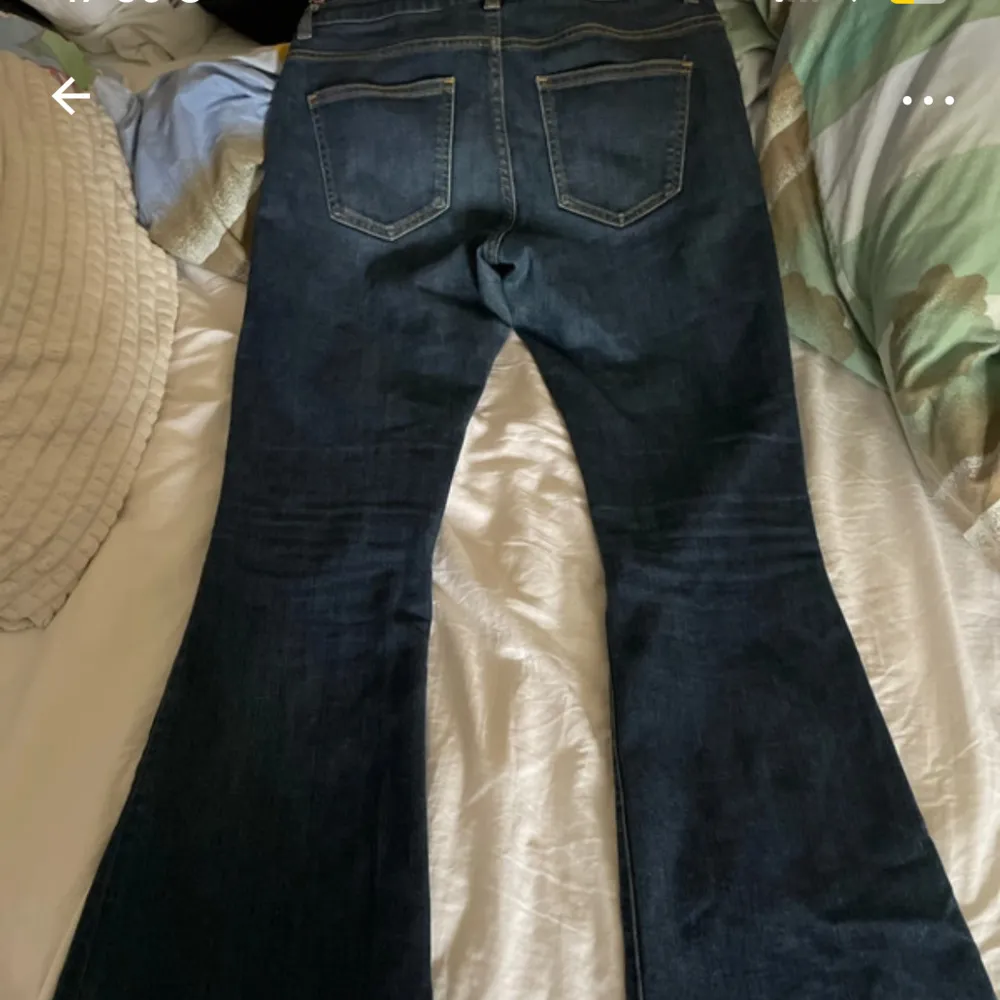 Låg midjade Jätte bra skick, några fläckar för jag använde nyligen den… jag är runt 168-9 och den går till hälarna men lite mer längre. Sitter tight vid låren men lite löst annars bra.. Jeans & Byxor.