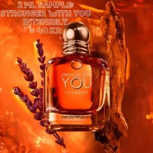 🍨Stronger With You Intensely 2 ML🍨 - Stronger With You Intensely är en varm och förförisk doft med inslag av kryddor, lavendel och söt vanilj. Den kombinerar friskhet och djup med en sensuell och långvarig karaktär.
