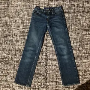 Hej! Säljer nu mina jeans från Abercrombie! Nypris ca 569kr som jag kunde hitta på Google men är lite osäker. Använt kanske 3 gånger men har inga tecken på användning. Bara att skriva för mer information, bilder eller liknande:)