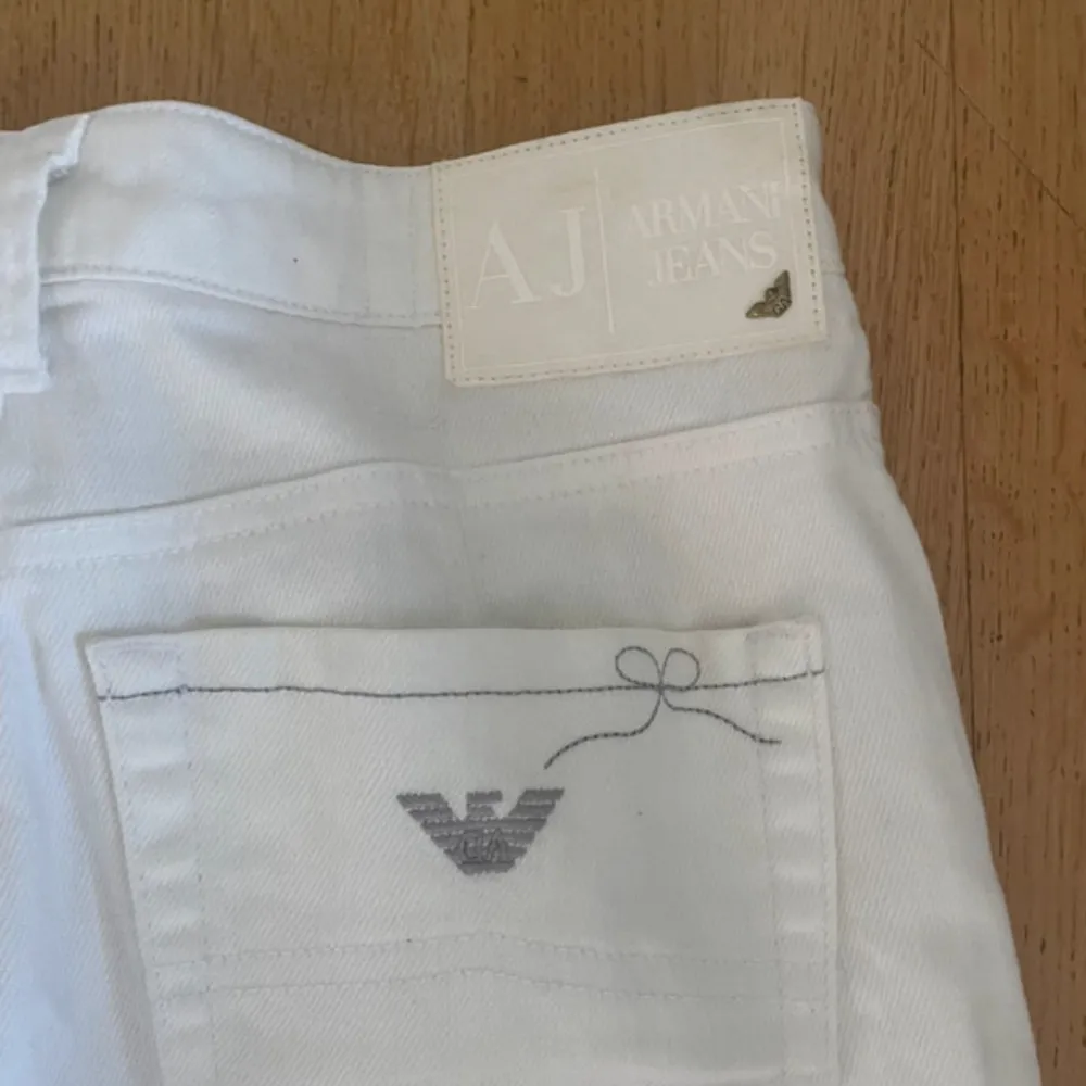 Raka vita jeans från Armani. Knappt andvända och i bra skick. Storlek är oklar men passar mig som vanligtvis har S/XS🥰. Jeans & Byxor.