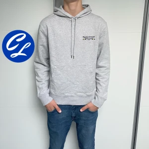 Maison Kitsune Hoodie (HELT NY) - Maison Kitsune Hoodie | Skick: 10/10 (HELT NY) | Strl S | Pris - 1299 | Tags sitter kvar | Fraktar via Postnord eller Instabox på köparens bekostnad | Hör av dig vid minsta fråga eller fundering!