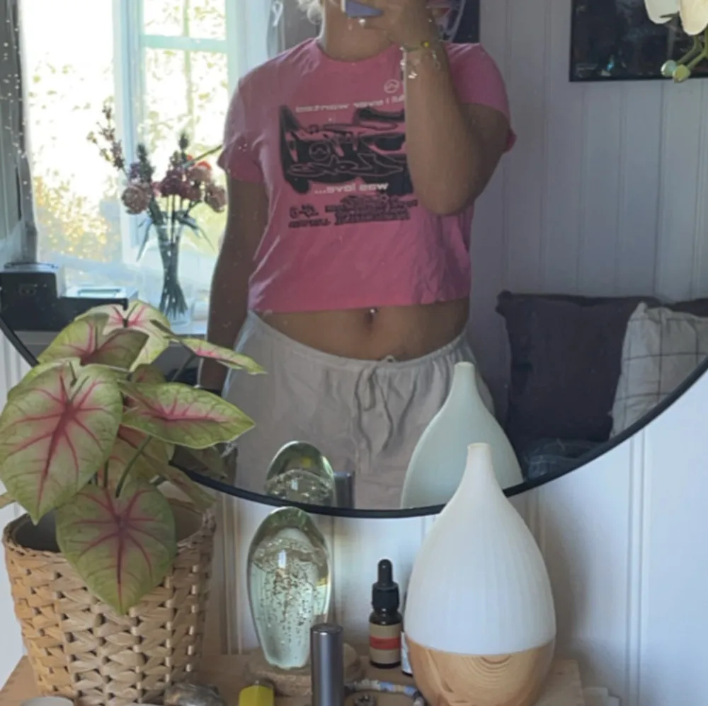 Rosa lady gaga top. Coolt tryck. Sitter loose. Passar till jeans, linnebyxor och mera!. Toppar.