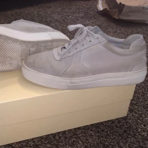 Arigatos storlek 42 - Helt okej skick, bättre i verkligheten än på bild.