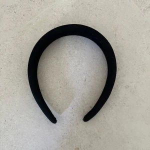 Svart diadem - Svart diadem i mjukt material köpt från Zalando. Är i nyskick