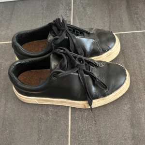 Svarta eytys - Svarta ganska använda eytys i storlek 36