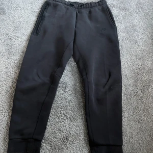 Nike tech fleece byxor  - Storlek xl i barn storlek använda 3 till 5 gånger finns några fläckar men de kan tvätas, pris kan diskuteras ,Borlänge 