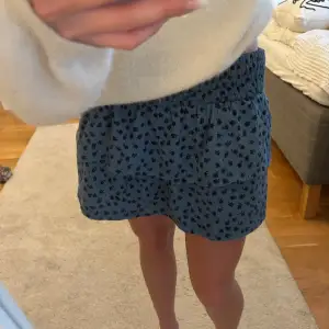 Populär volang kjol från zara med inbyggda shorts! Knappt använd och i strl 152/xs!